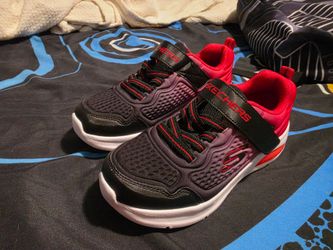 Sneaker sketchers Boys size 2