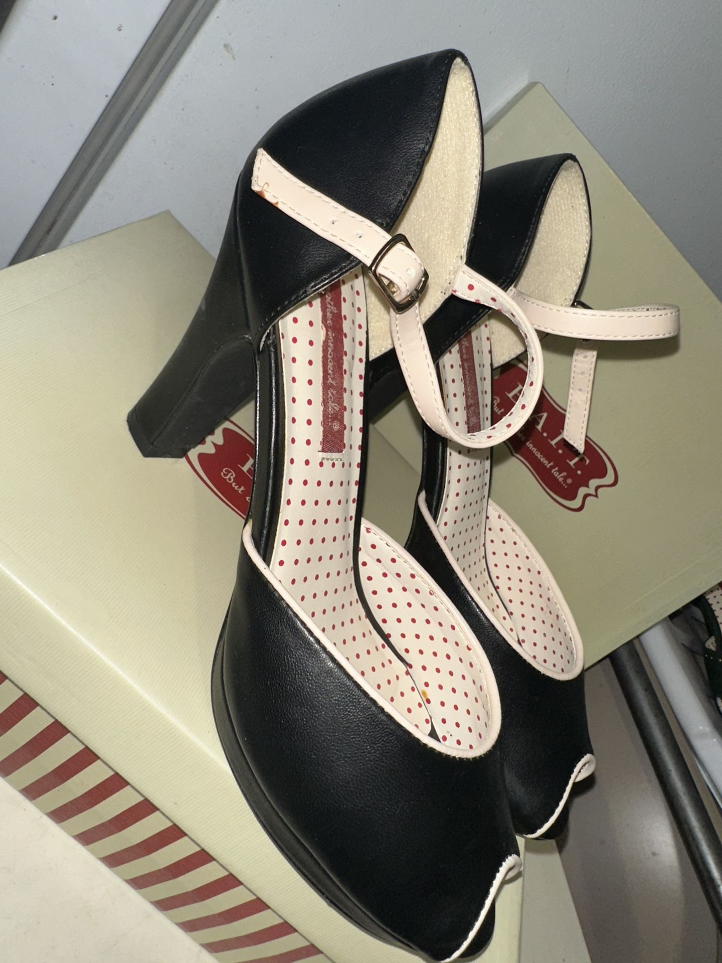 Vintage BAIT Hills Size 8