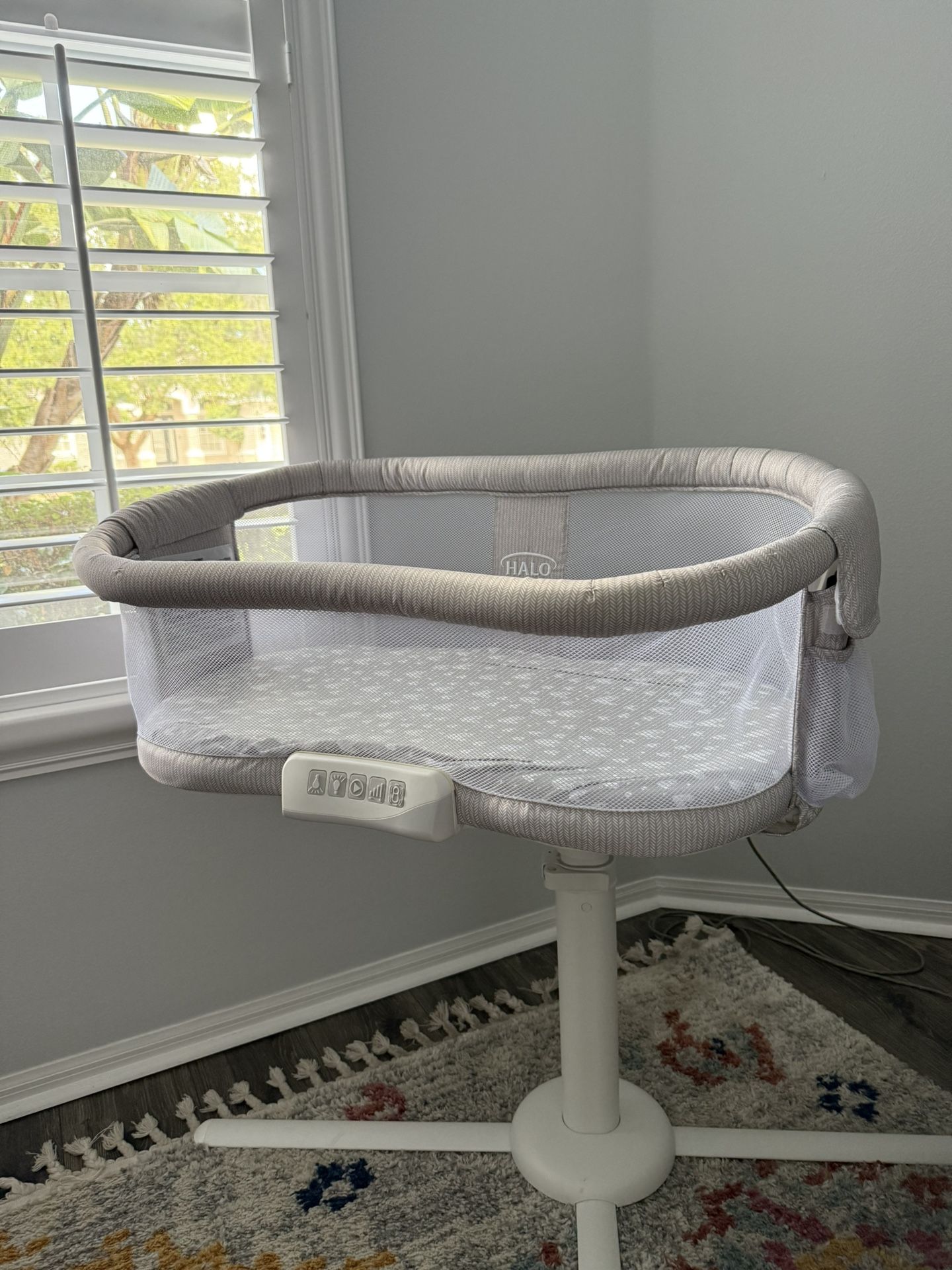 Halo Swivel Bassinet