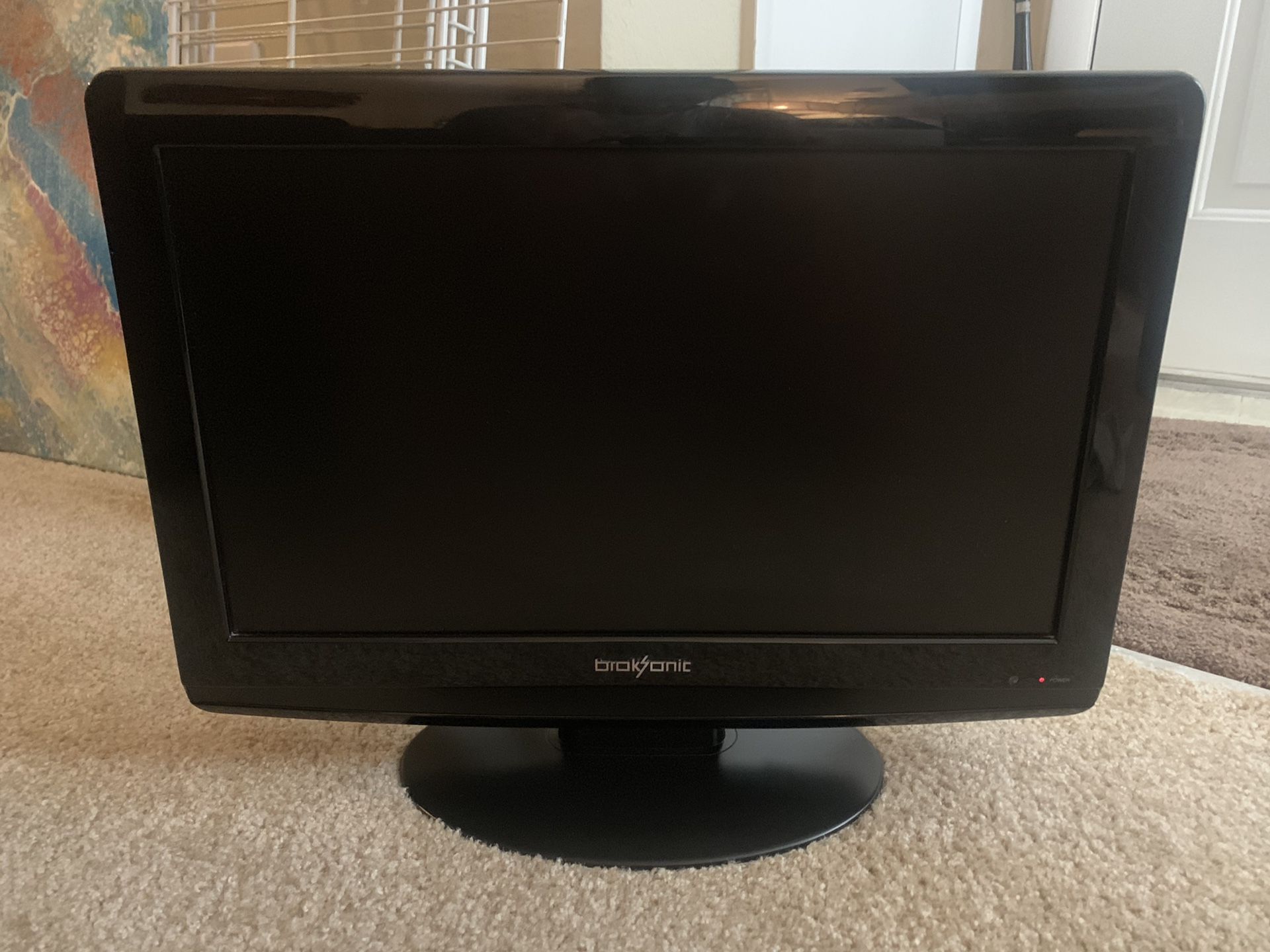 BROKSONIC LCD TV 18" DOLBY WITH REMOTE