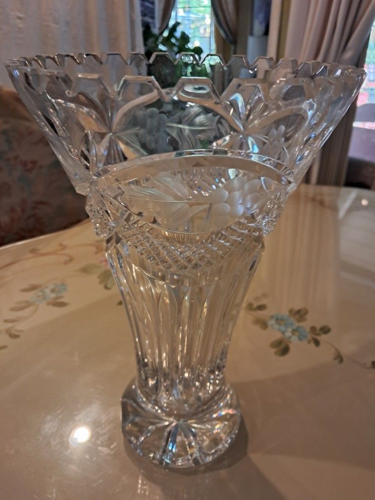 Beatiful Vintage heavy deap Cut Crystal Glass Flower Vase. Woodland Hills Ca