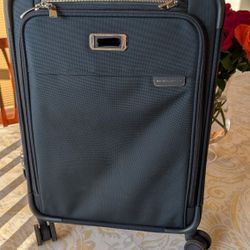 Briggs & Riley Baseline 22 Essential Spinner 