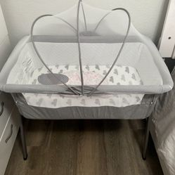 Dream On Me Lotus Bassinet and Bedside Sleeper in Ivory, Lightweight and Portable Baby Bassinet, Adjustable Height Position, Easy to Fold and Carry Tr