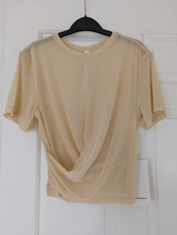 NEW Lululemon Lightweight Mesh Reversible Yoga T-Shirt - Size 4 - Prosecco