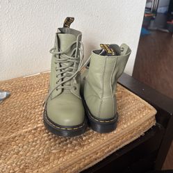  Dr  Martens Color Verde Olivo Size 8