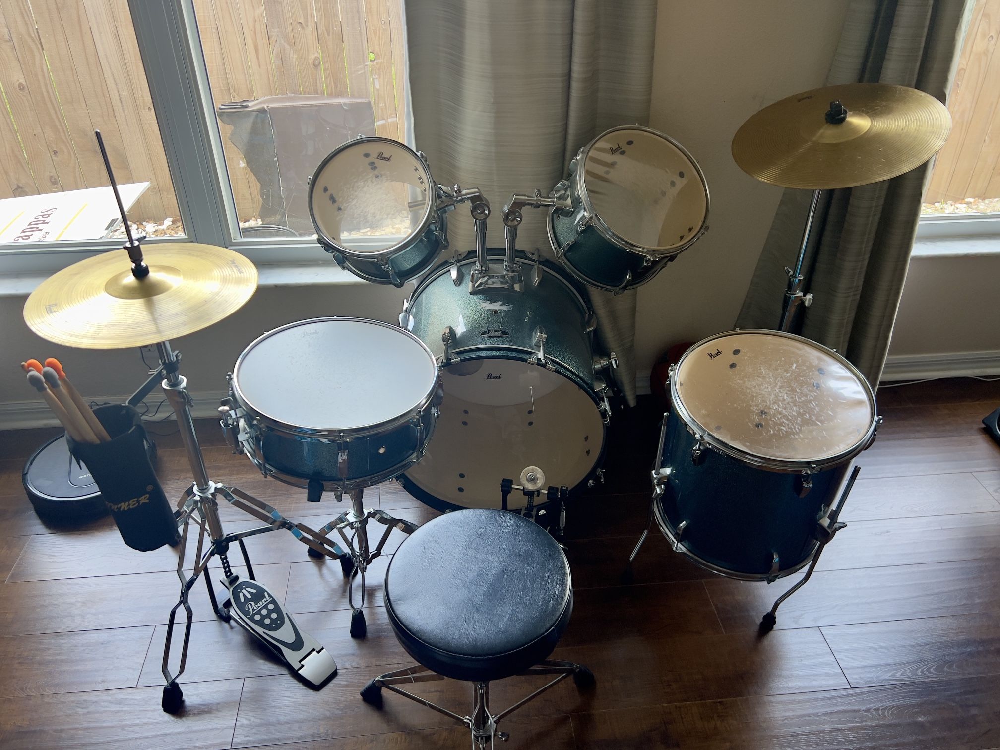 Pearl Roadshow Jr. 5-piece Drum Set