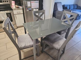Dining table with 4 chairs/ Mesa de comedor con 4 sillas