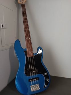 Squire Affinity Precision Bass and Wall Mount