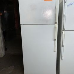 White Hotpoint Standard Refrigerator 
