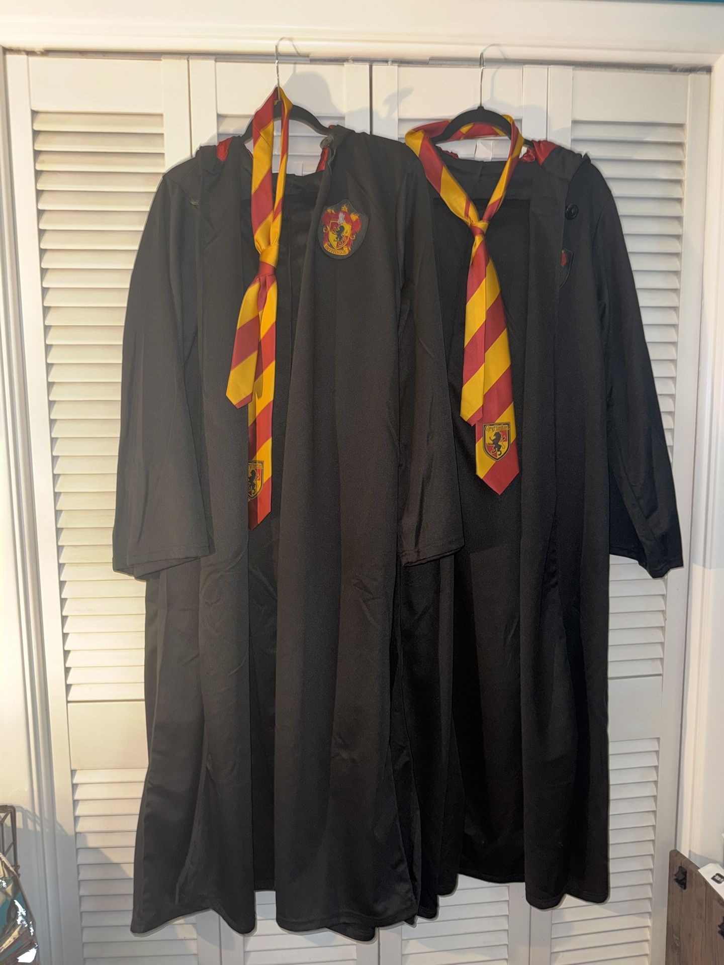 Gryffindor robe and tie 