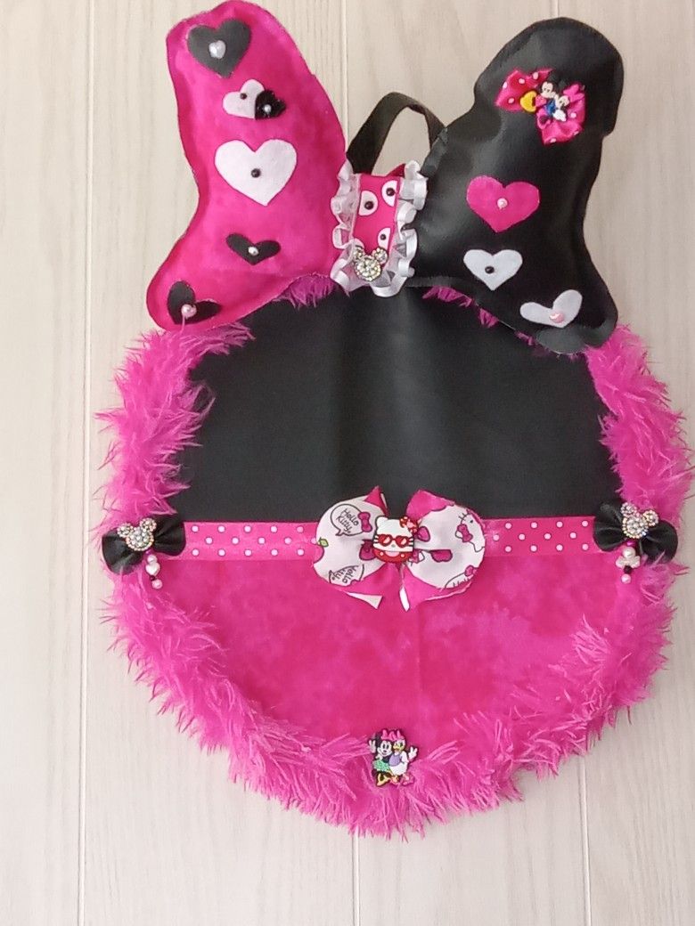 Hello KITTY VS. MINNIE MOUSE WALL DECOR