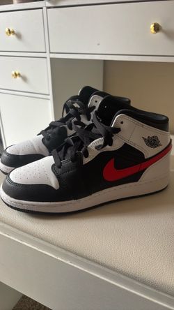 Air Jordan 1 Mid GS 'Chile Red'.