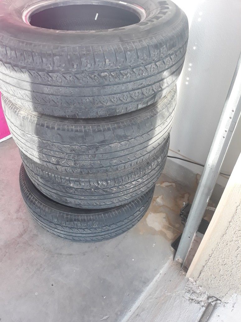 Llantas Venta $40Buenas Condiciones 255/70R16