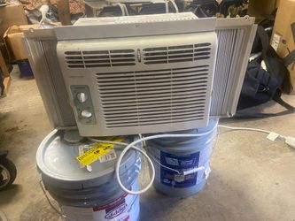 low price moving- 8000 BTU $600 RETAIL REALLY NICE WINDOW AC