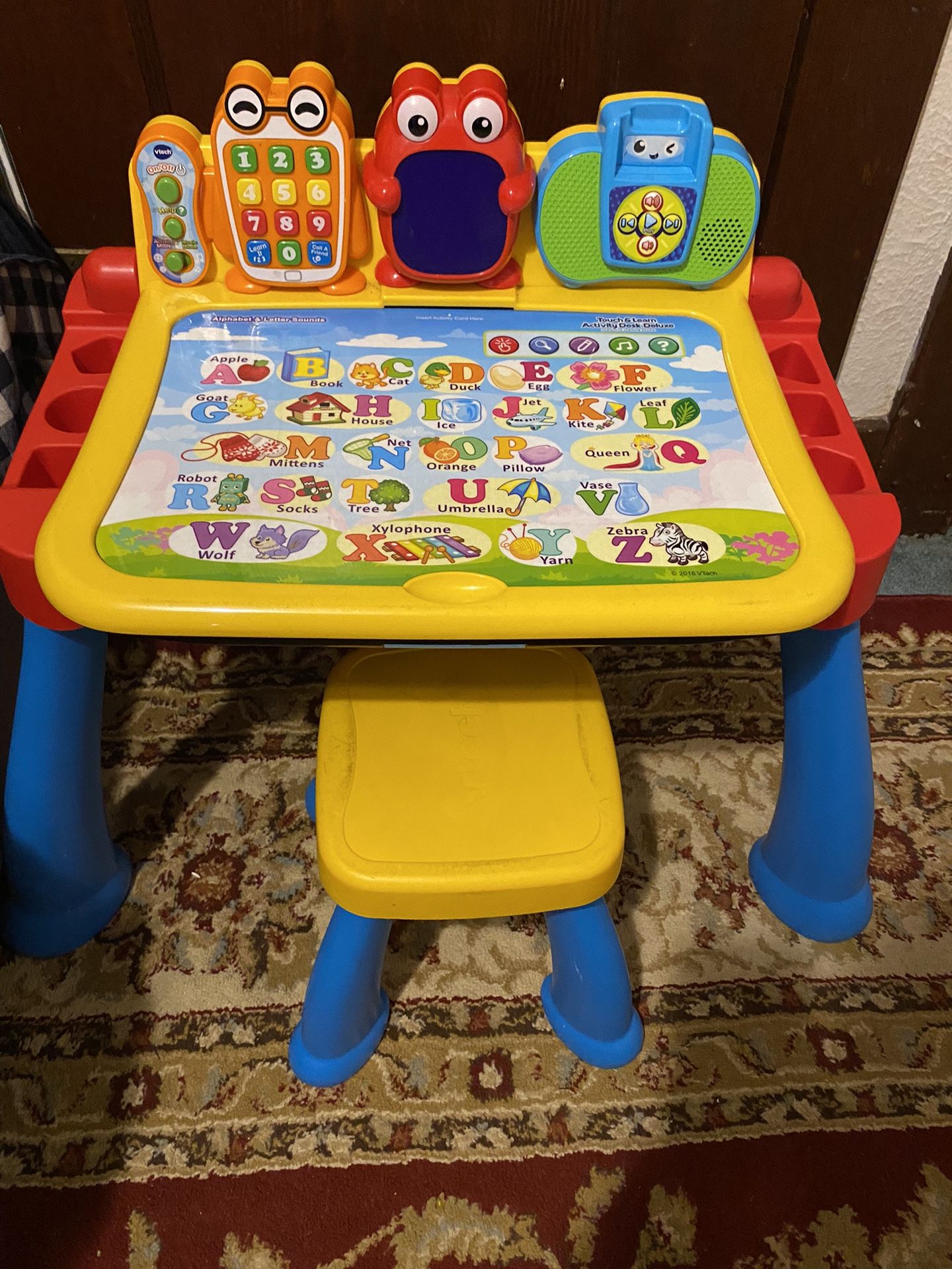 Touch & Learn Activity Desk Deluxe
