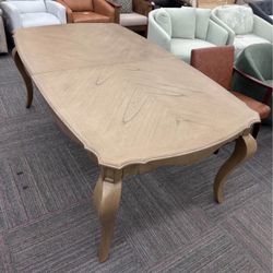BRAND NEW (ASSEMBLED!) SOLID WOOD DINING TABLE – ANTIQUE TAUPE • EXTENDABLE • ELEGANT DESIGN 🍽️