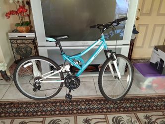26 Inch Girls Huffy Bike Almost New Condition Was Kept Inside And Never Used