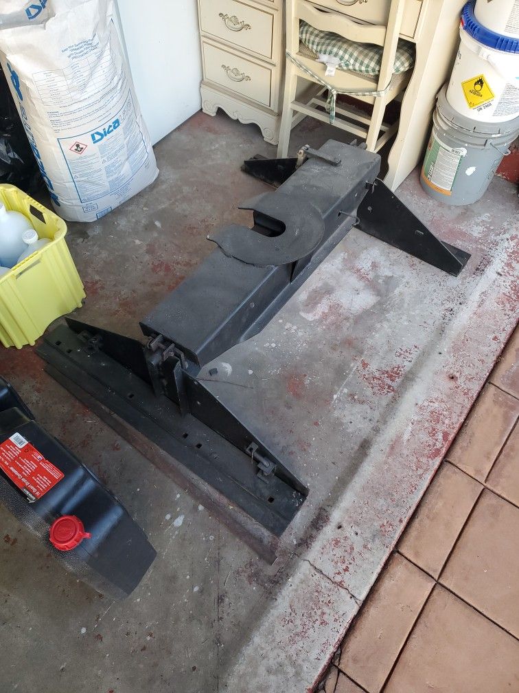 5th Wheel Trailer Hitch (Obo)