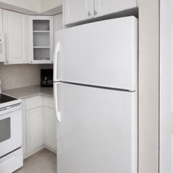 Daewoo Full Size Refrigerator – White – Top Freezer – Works Great