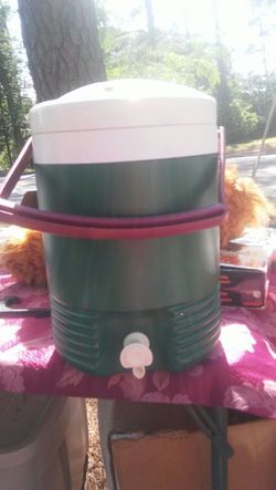 Igloo LEGEND 2 Gallon Beverage Thermos Cooler with Spout