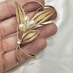 Vintage Gold Tone Filagree Faux Pearl Leaf Brooch 