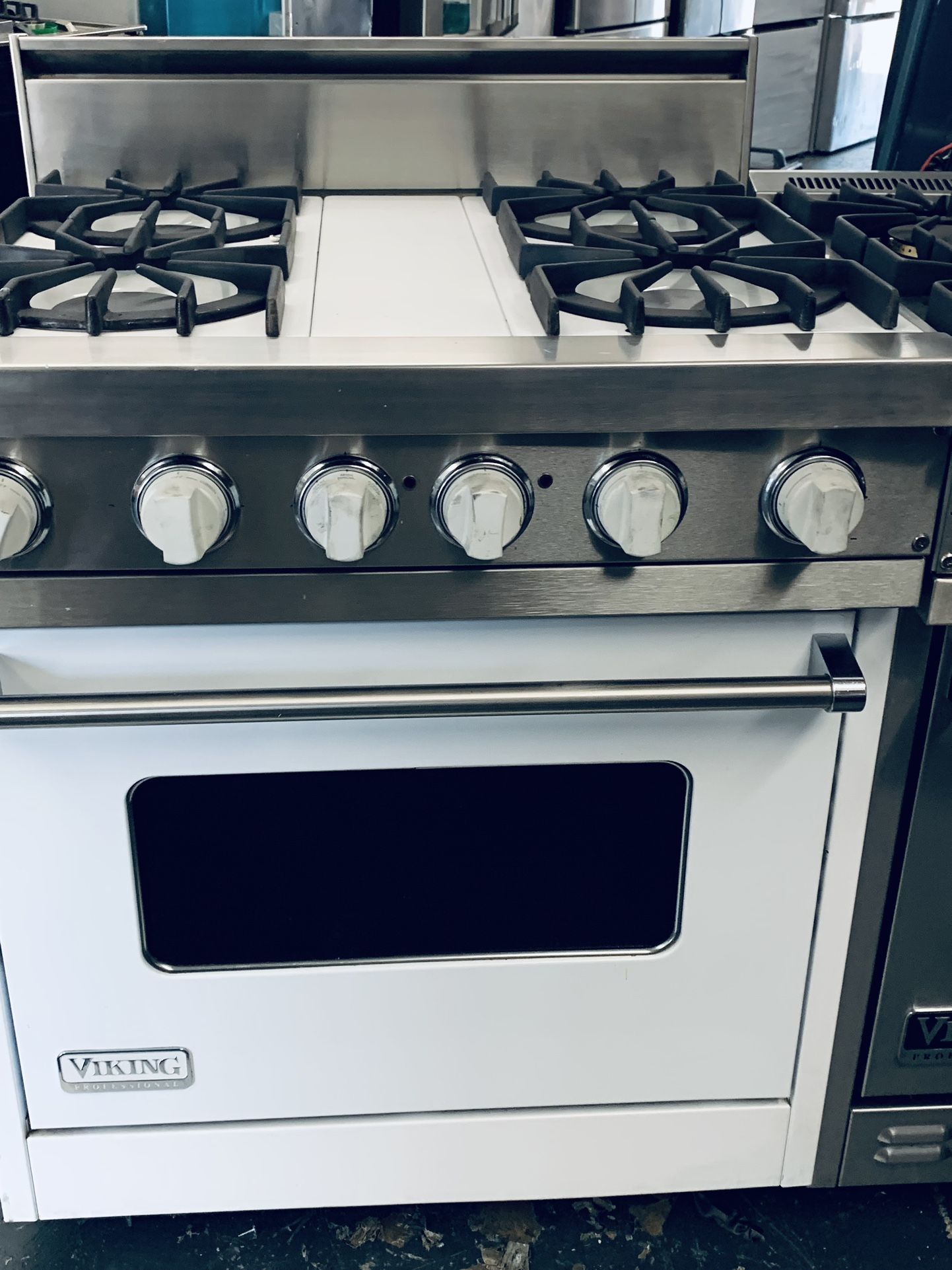 White Viking Stove 36” Inch for Sale in Rialto, CA - OfferUp