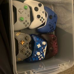 6 Xbox One Controllers 