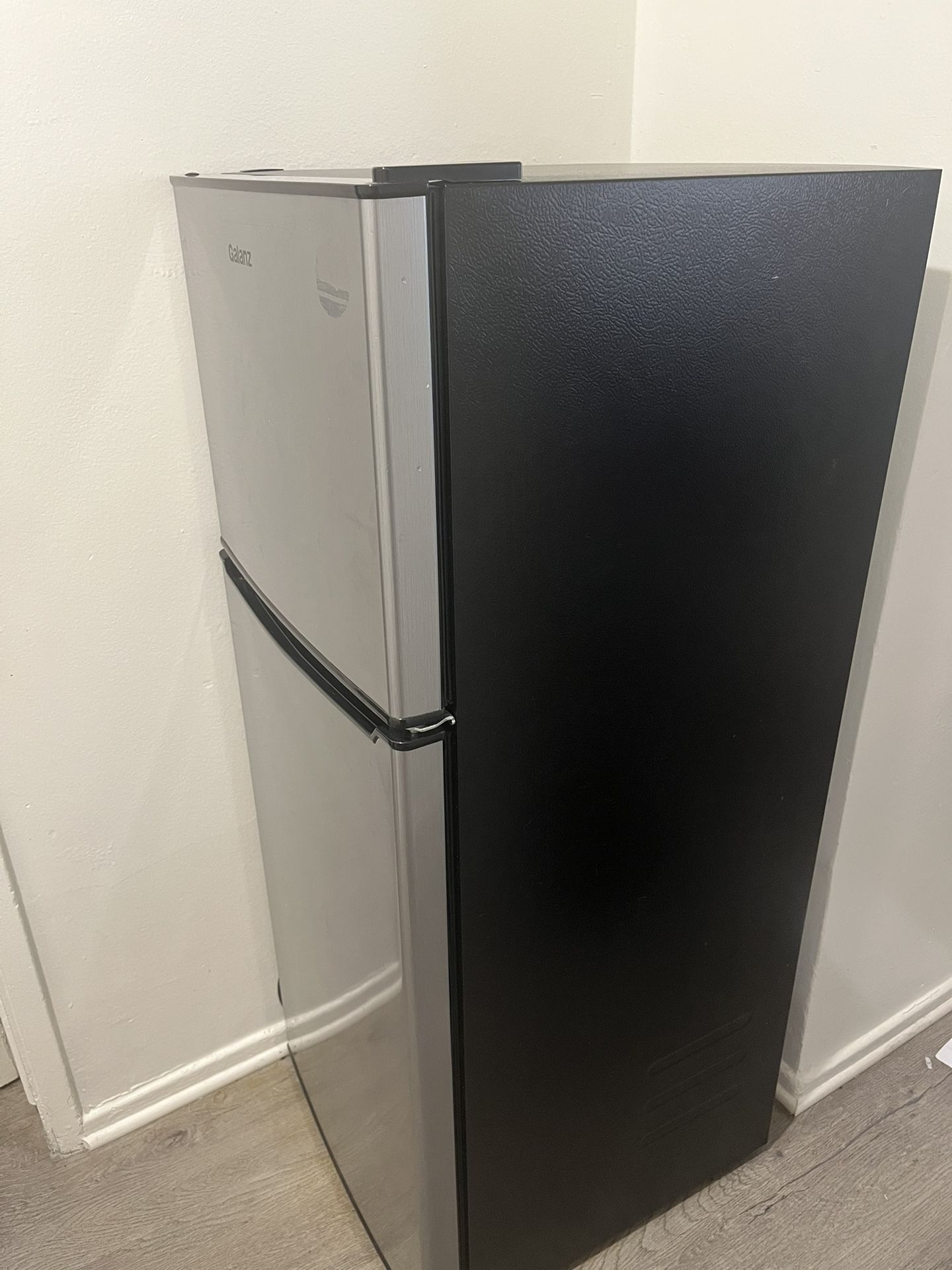 Sale Mini Refrigerator/ Se Vende Está Pequeña Refigedora