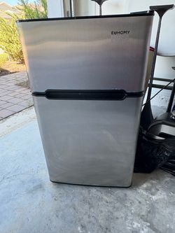 Mini fridge 3.1 cubic feet Reversible door Separate freezer space
