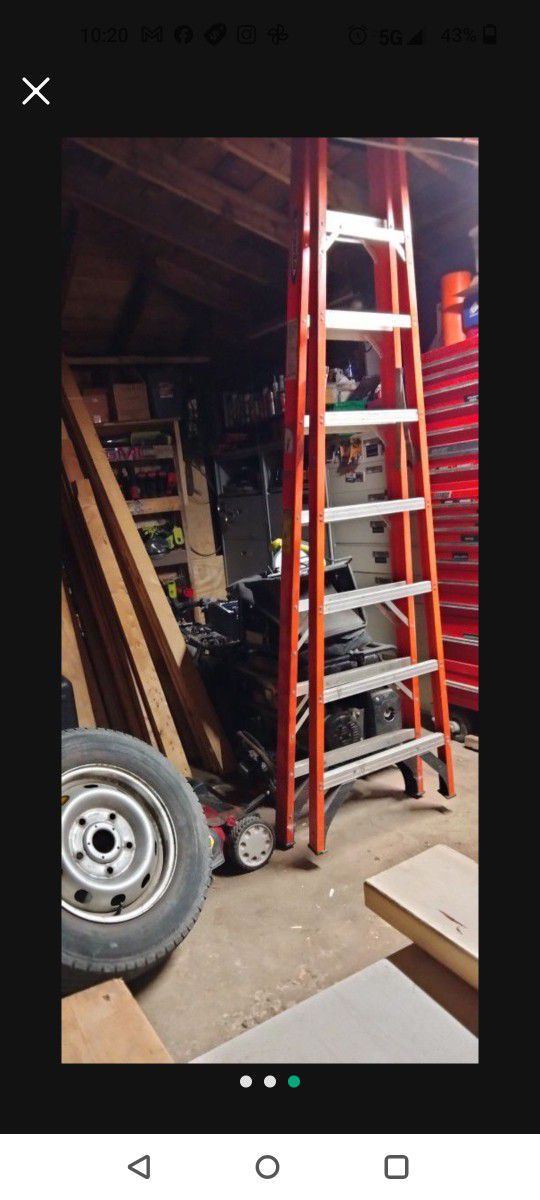 8 Ft Fiberglass Ladder. Weight Capacity 300 Lb
