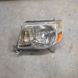 2005 to 2011 Toyota Tacoma Driver Headlight