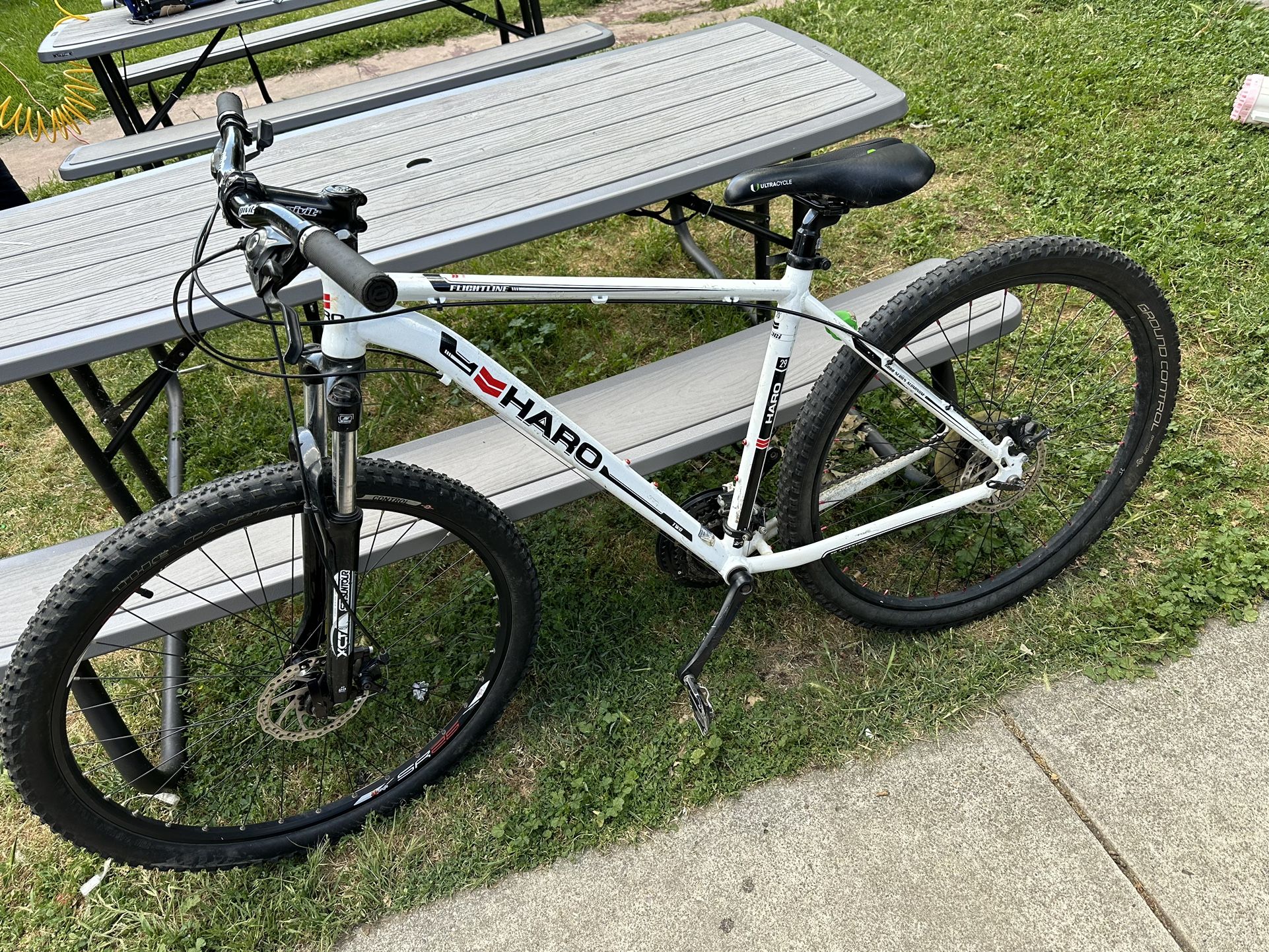 29" WHITE HARO FLIGHTLINE MOUNTAIN BIKE