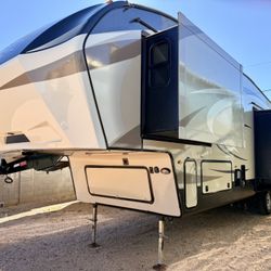 2017 Keystone Cougar M-327 RLK Fifth Wheel Triple Slide Fully Loaded