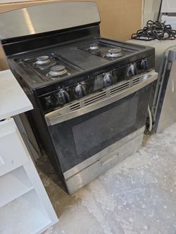 GE GAS STOVE OVEN.  2 YEARS OLD.  MUST SELL.