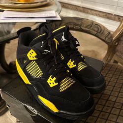 Air Jordan 4 retro (GS) size 6/5 color black and yellow