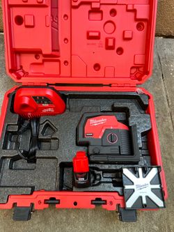 Milwaukee M12 Green 125 ft. Cross Line and Plumb Points Laser Level Kit with 3.0 Ah Battery