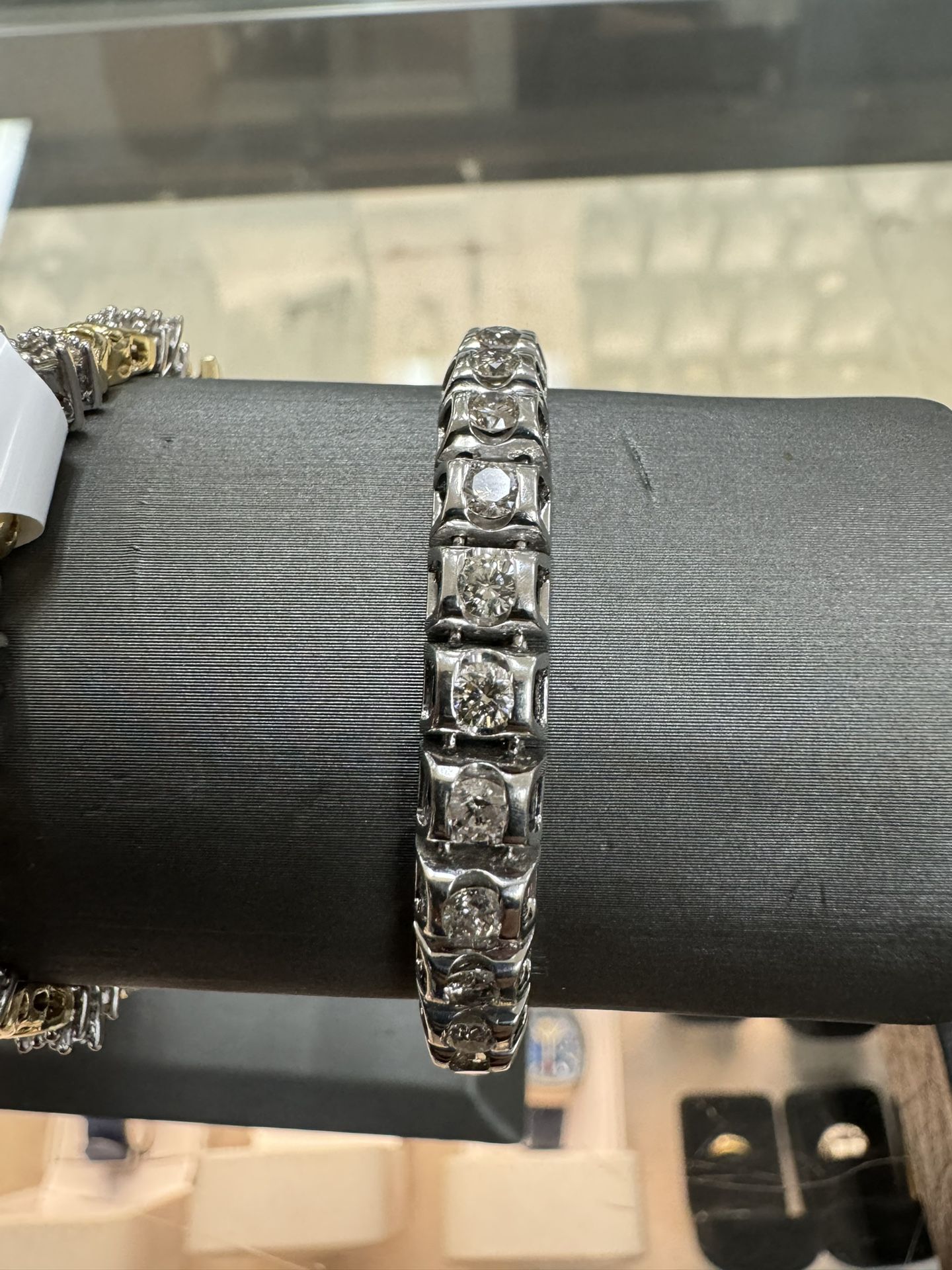 14kwg Women’s Bracelet w/ 36-15Pt Diamonds (Approximately 15Grams)