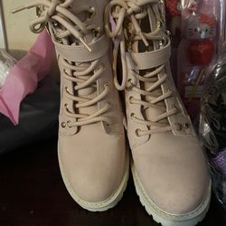 Boots Pink and white (size 8)