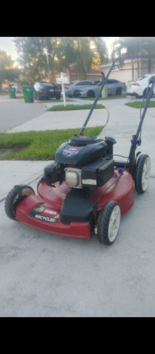 Lawn Mower/Toro Self Propelled 149cc High Wheels!