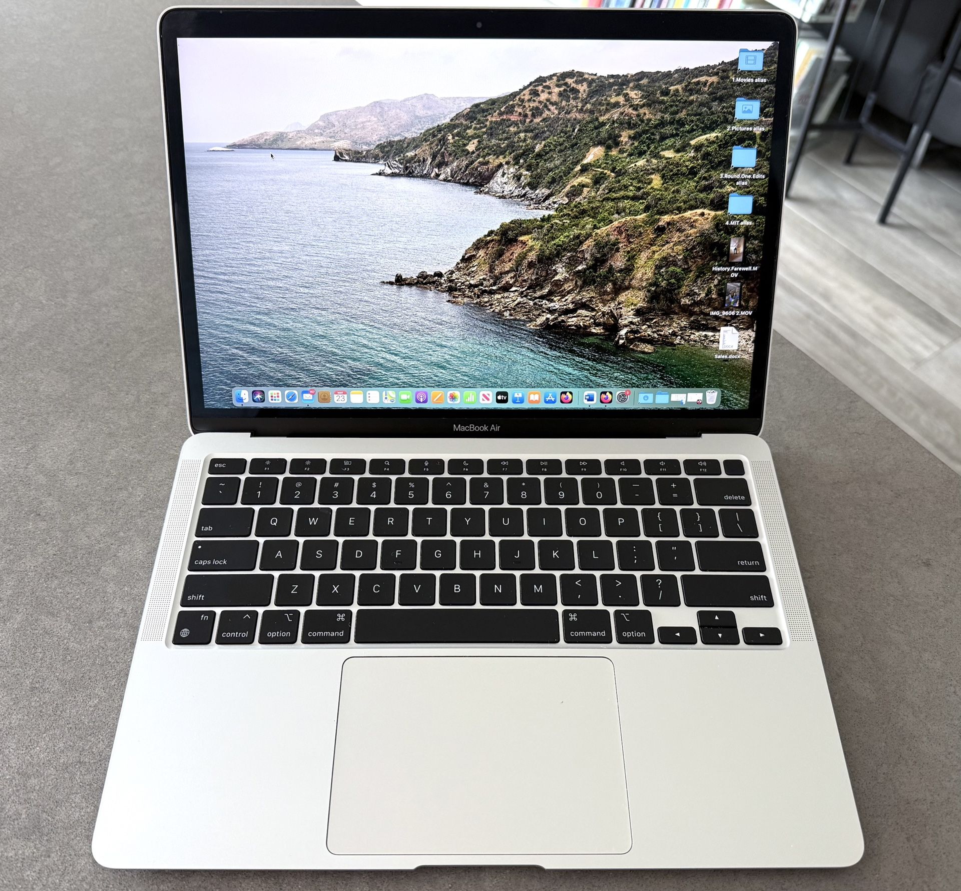 13” MacBook Air (2020, mint condition, power cord incl)