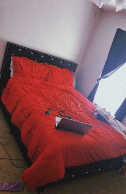 Moving sale : QUEEN Bed frame and mattresses included