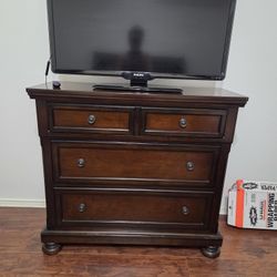 Dark Wood 5 Piece Bedroom Set With Kingsize bed And Matress