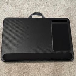 💻 Sleek Carbon Fiber-Style Lap Desk – Portable & Ergonomic