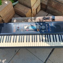 Yamaha Electronic Keyboard Works Great