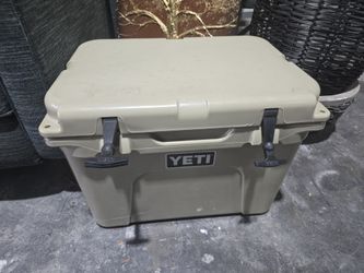 Like New YETI  TUNDRA 35