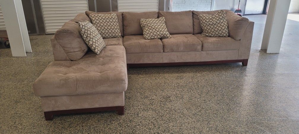 Sectional Couch (I CAN DELIVER)
