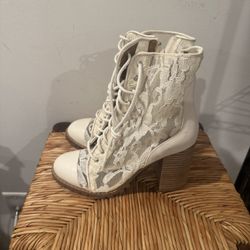 Report Cream Lace-Up Ankle Boots Size 7