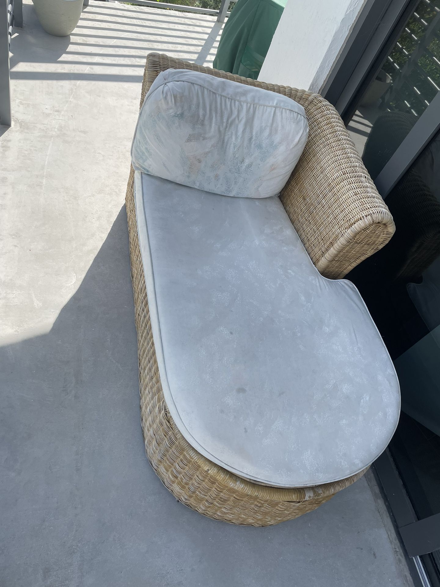 Vintage 80’s Deco Outdoor Wicker Chaise Great Condition!