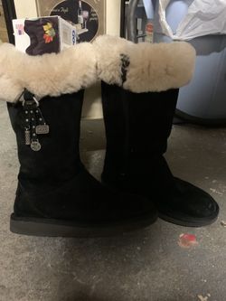 Women’s size 5 black uggs, great condition