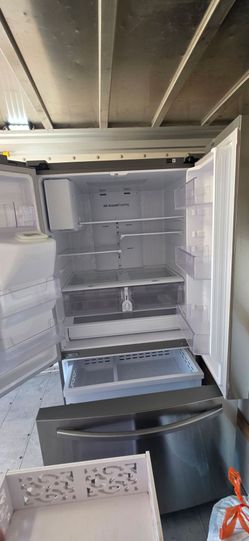 Samsung refrigerator with Ice maker crushed and ice and water dispenser